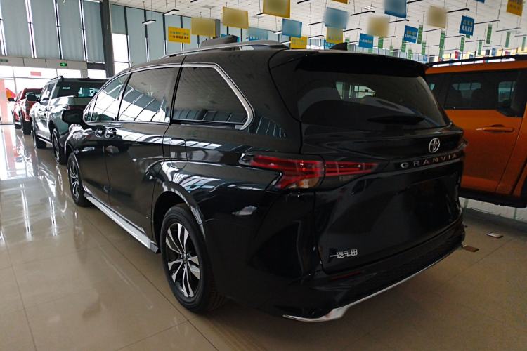 Used Toyota Granvia 2026 Model 2.5L Hybrid Luxury Edition Exterior 2