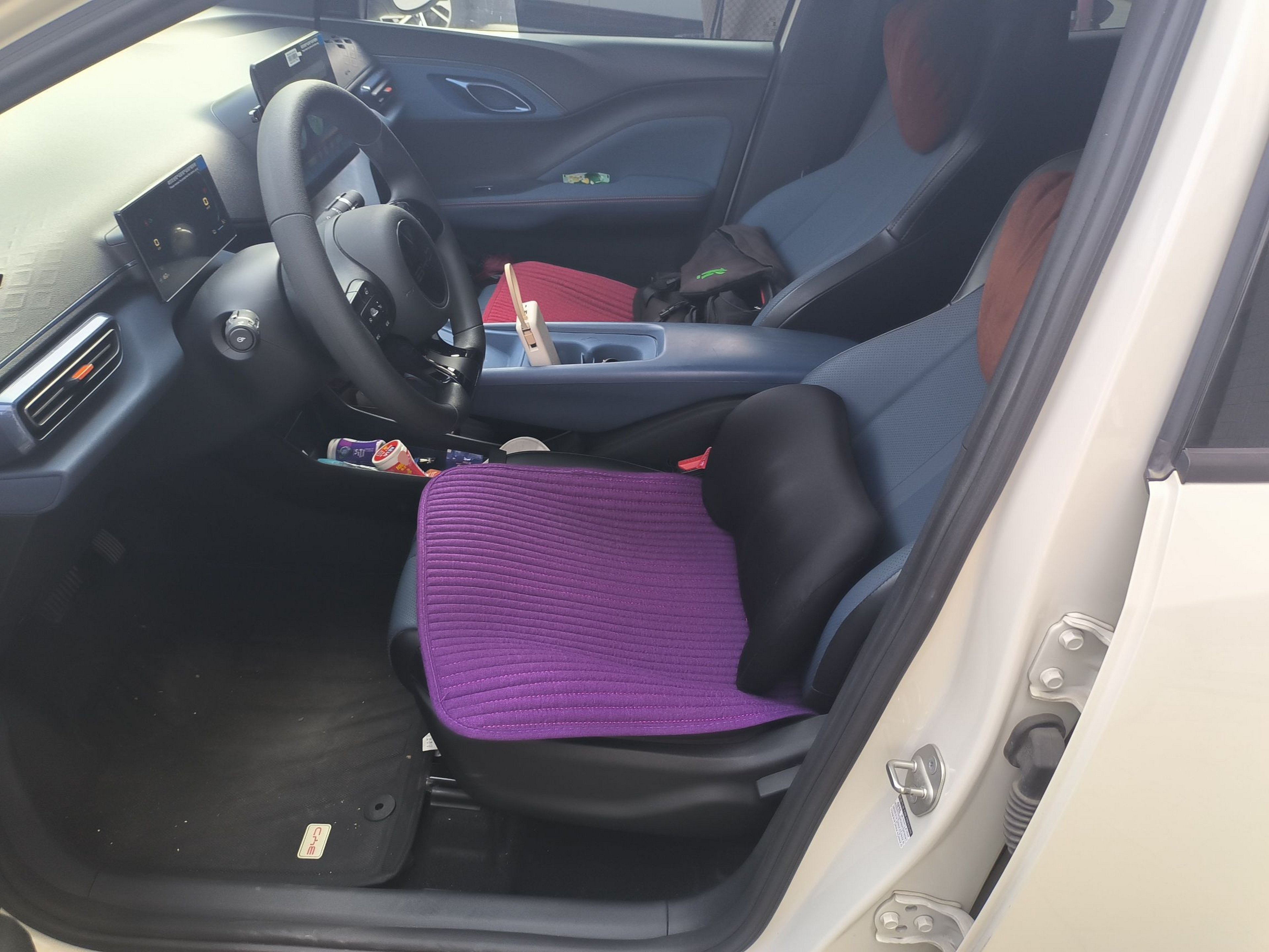 المقاعد الأمامية داخل السيارة