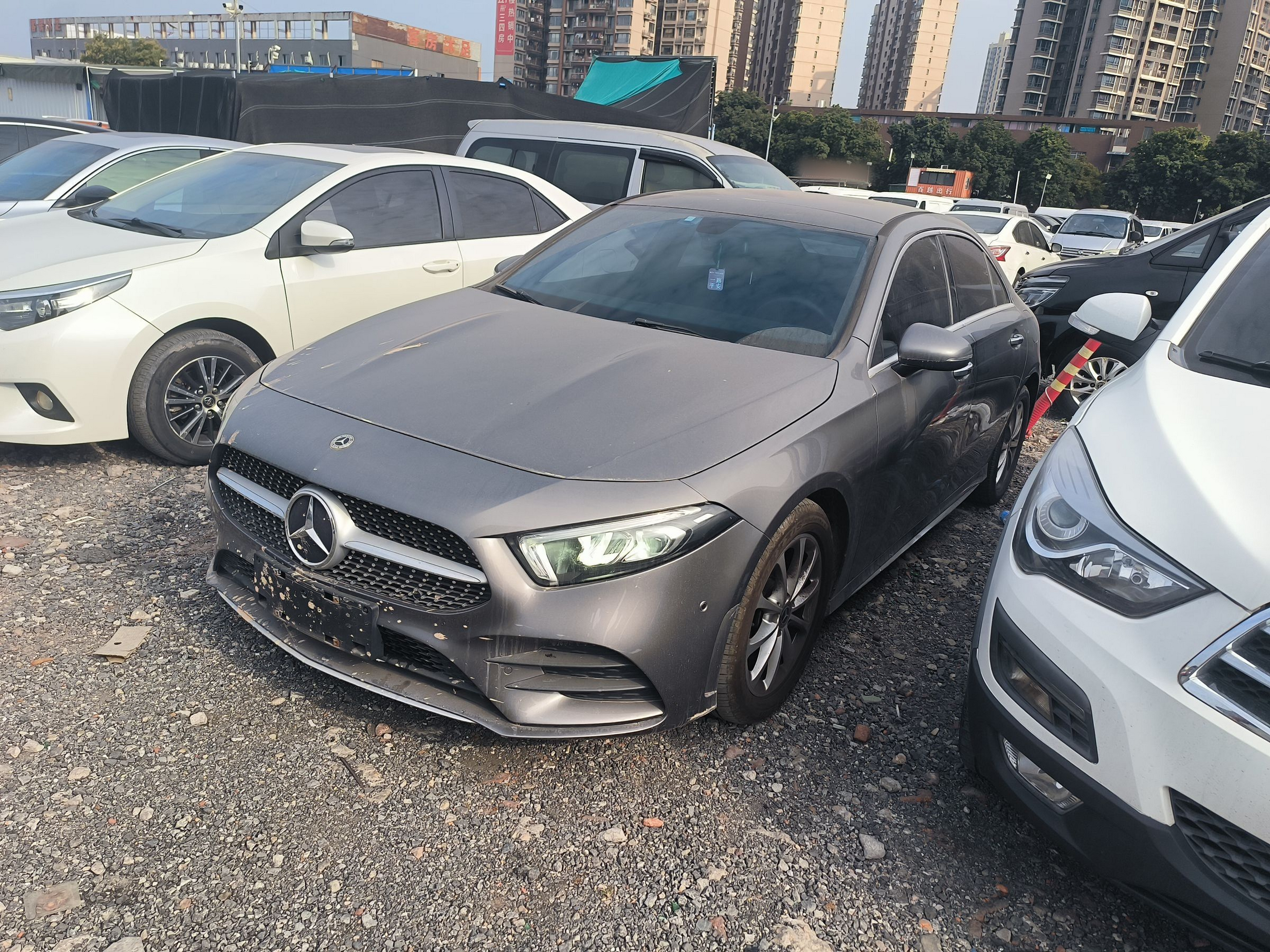 Под передней частью автомобиля