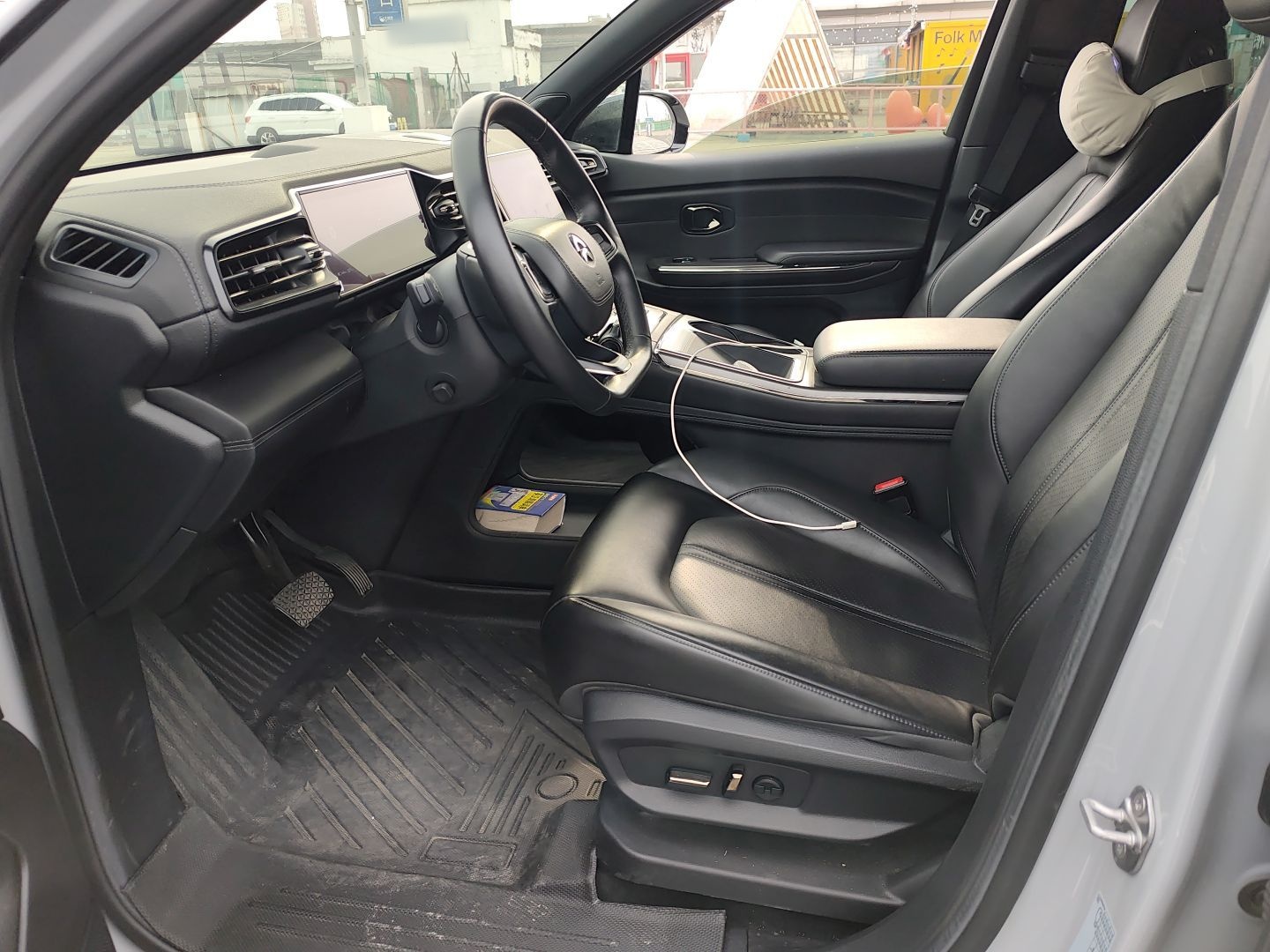 المقاعد الأمامية داخل السيارة