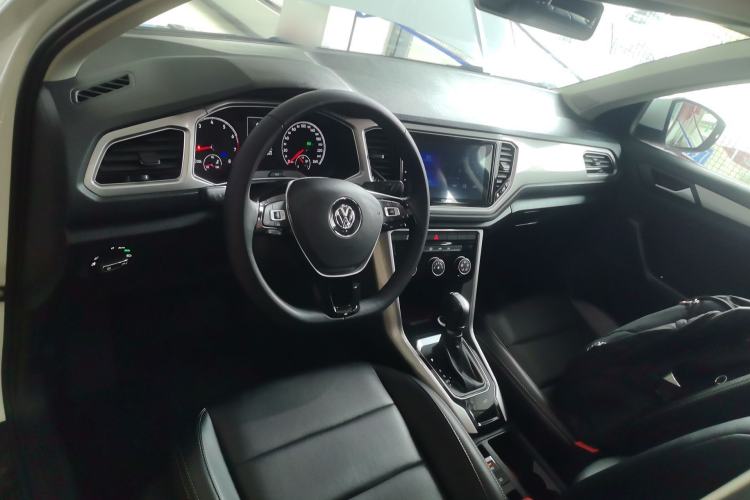 Used Volkswagen T-ROC 2019 230TSI DSG Two-Wheel-Drive Advanced Version China VI Standard Center Console