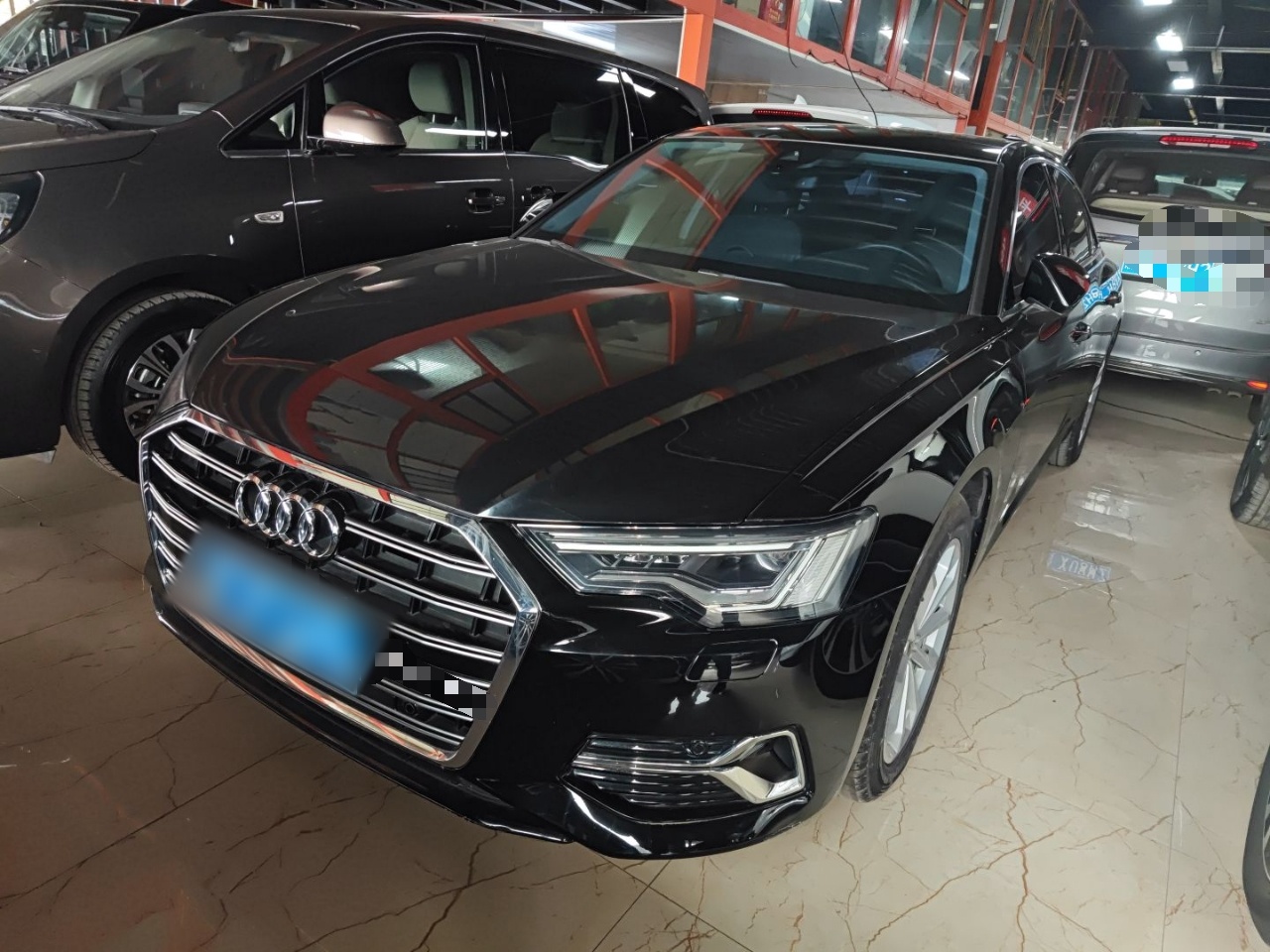 تحت مقدمة السيارة