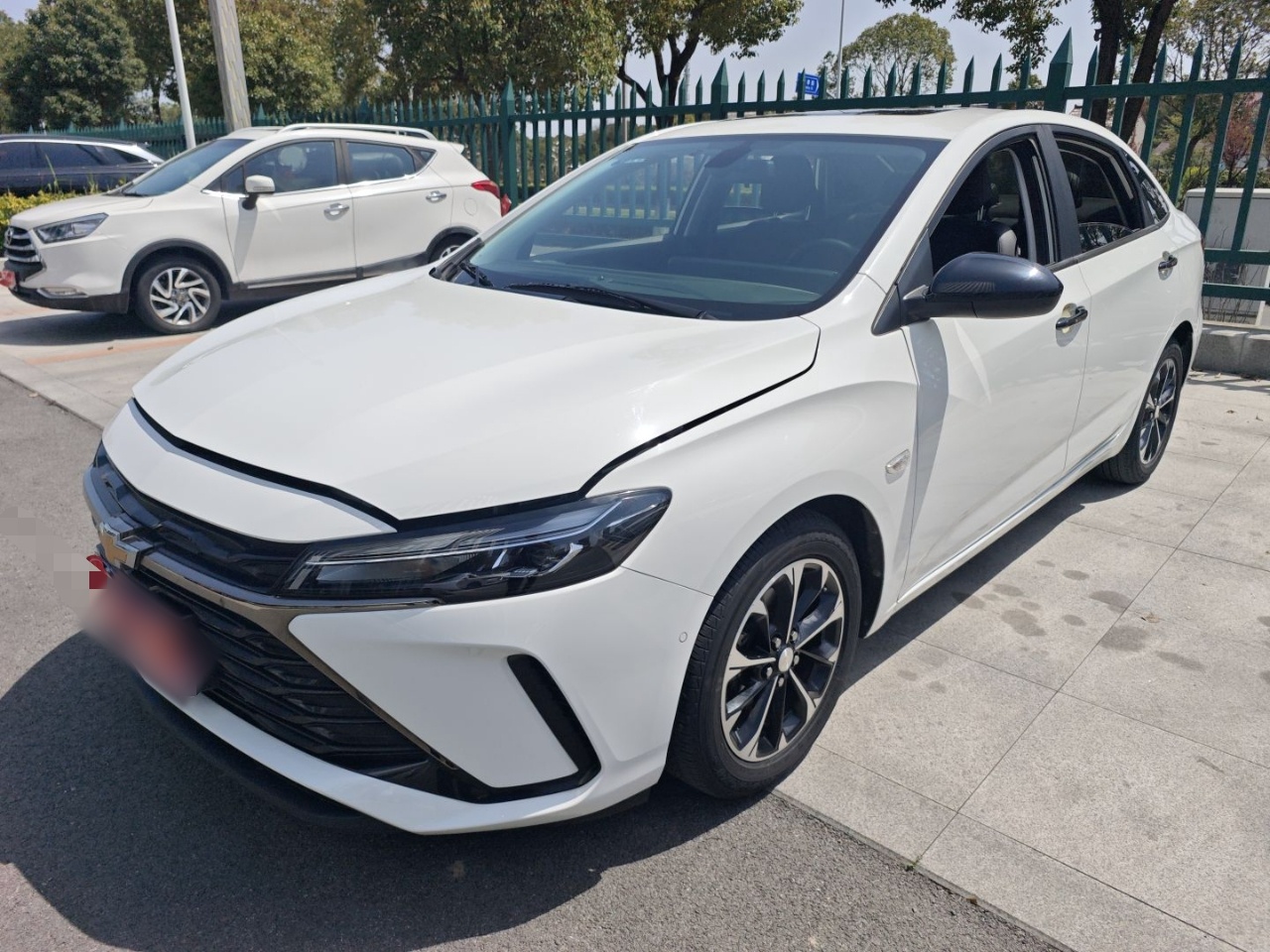 Под передней частью автомобиля