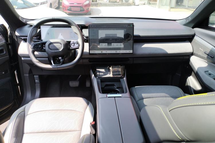 Used Lynk & Co 08 EM-P 2025 120km Long-Range Pro