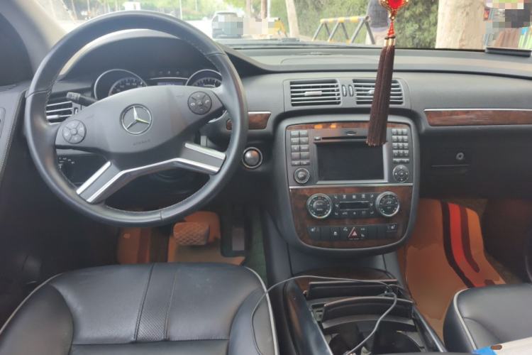 Used Mercedes-Benz R-Class 2011 R 350 L 4MATIC Center Console