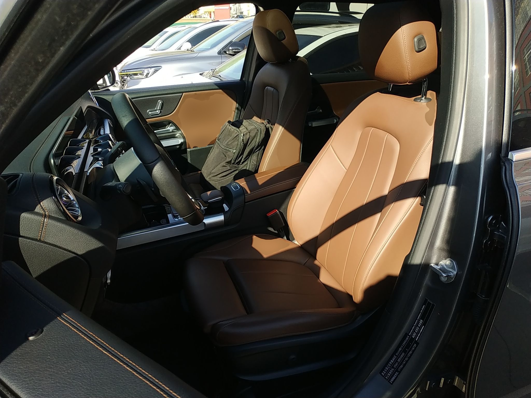 المقاعد الأمامية داخل السيارة