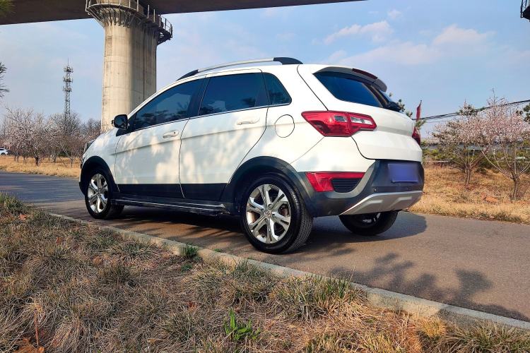 Used BAIC Senova X25 2015 1.5L manual Comfort trim level