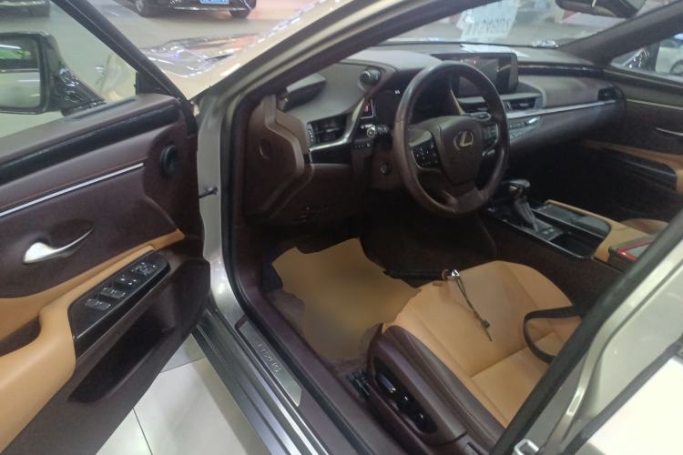 Used Lexus ES 2020 300h Premier Edition
