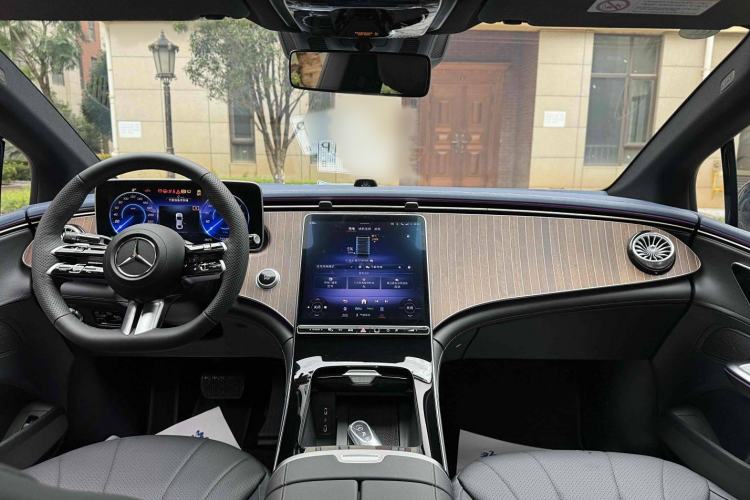 Used Mercedes-Benz EQE 2025 500 4MATIC Luxury Edition
