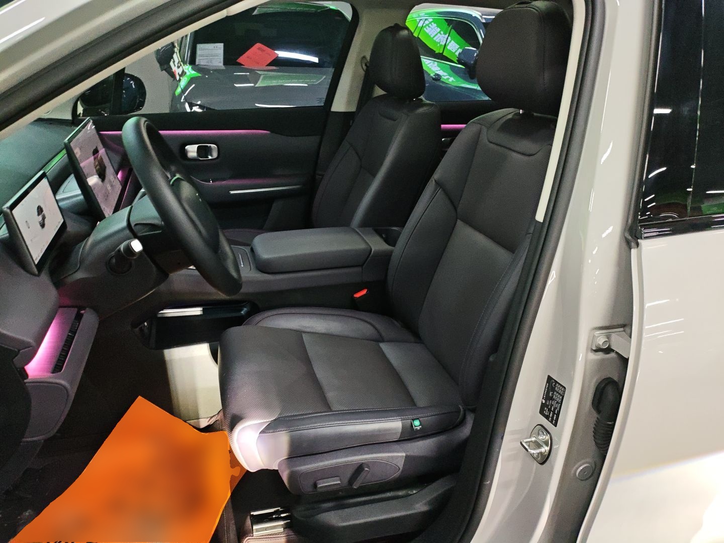 المقاعد الأمامية داخل السيارة