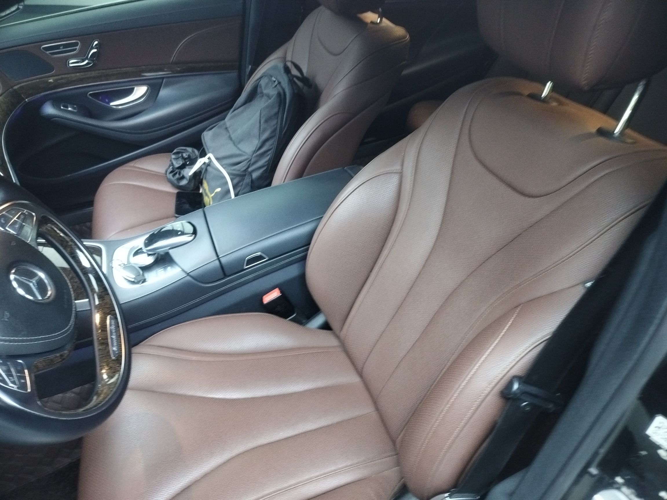 المقاعد الأمامية داخل السيارة