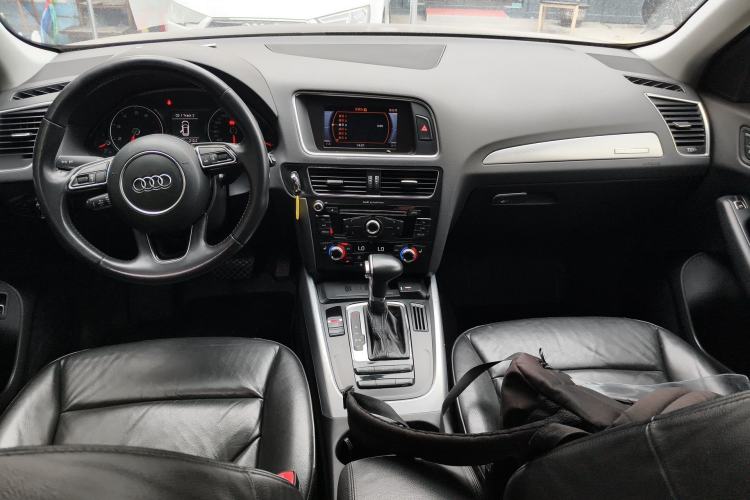 Used Audi Q5 2013 40 TFSI Technology Edition Center Console