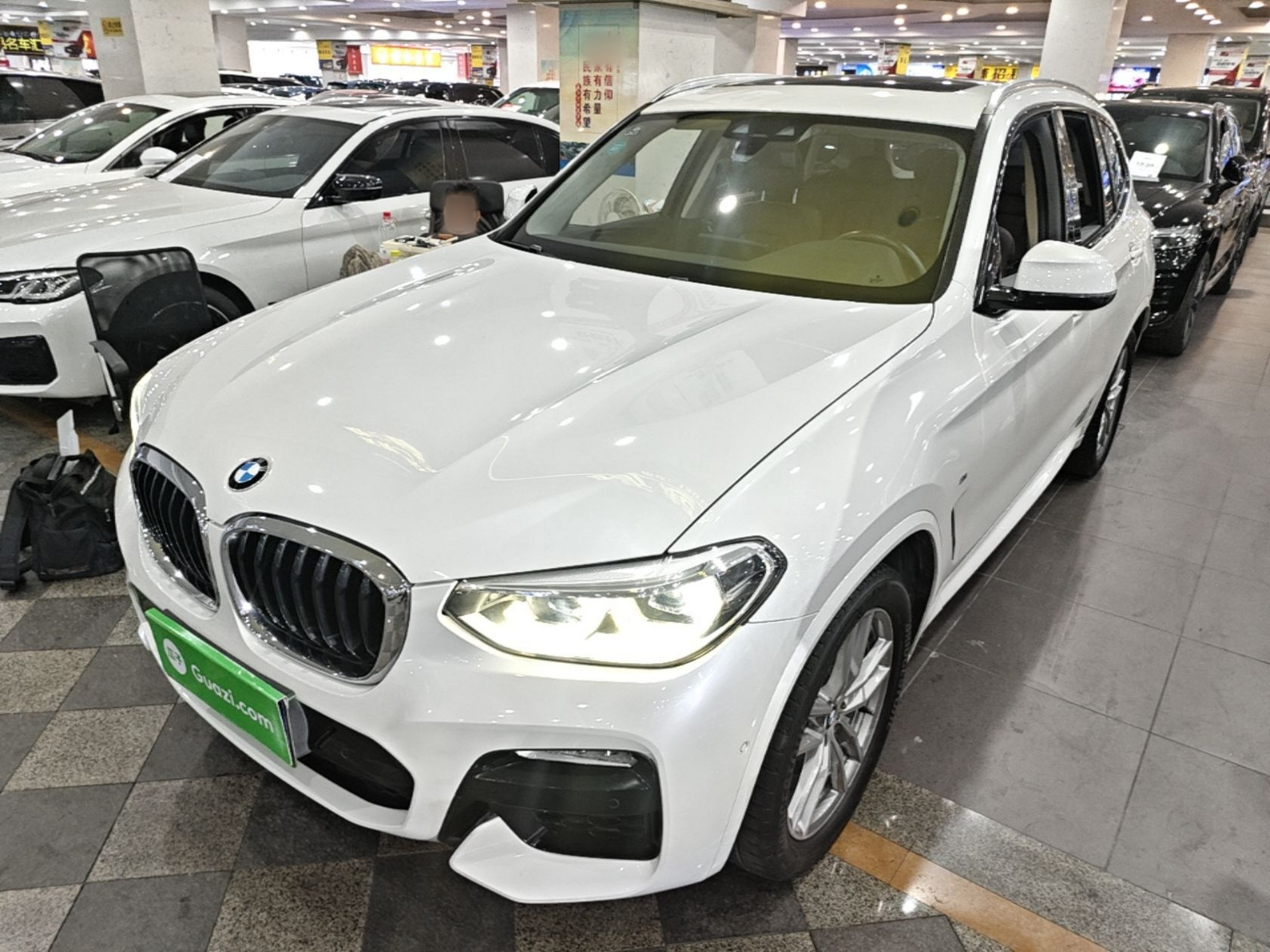 Unter der Vorderseite des Autos