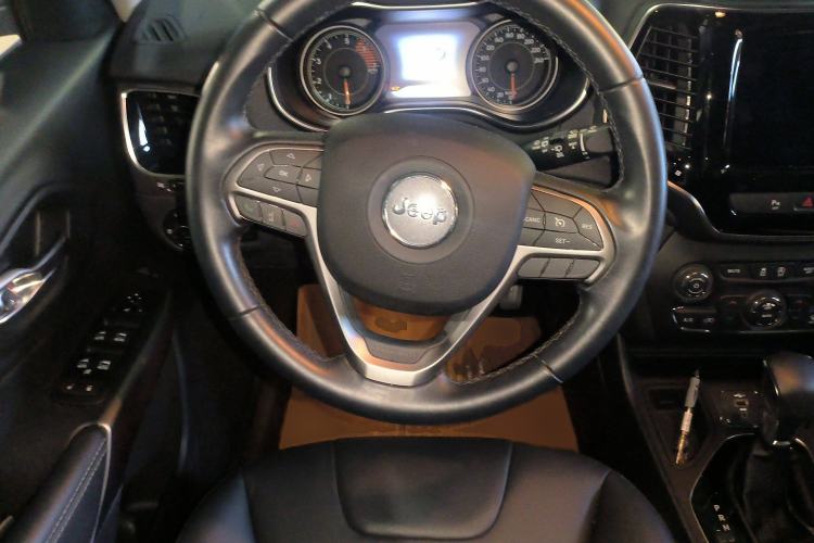 Used Jeep Cherokee 2019 2.0T Two-Wheel Drive Smart Enjoyment Version China V