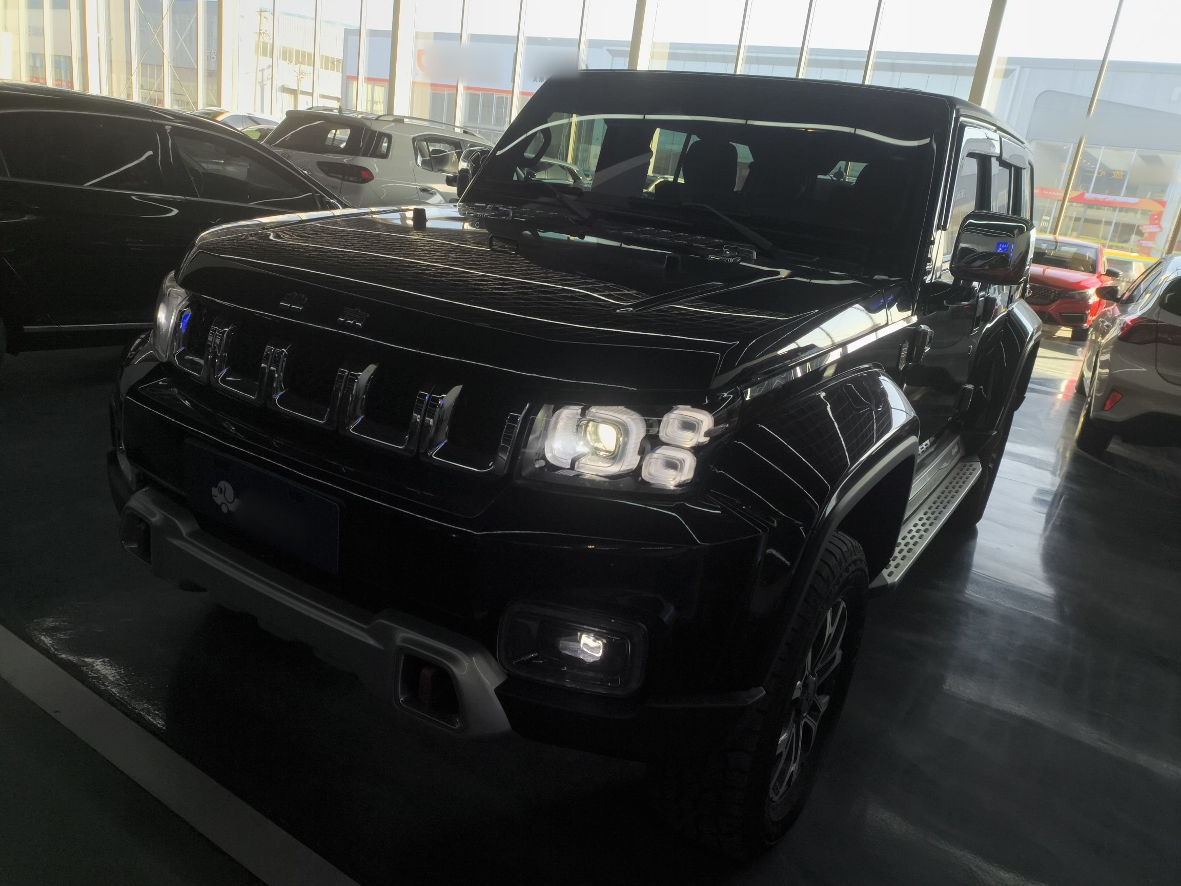 تحت مقدمة السيارة