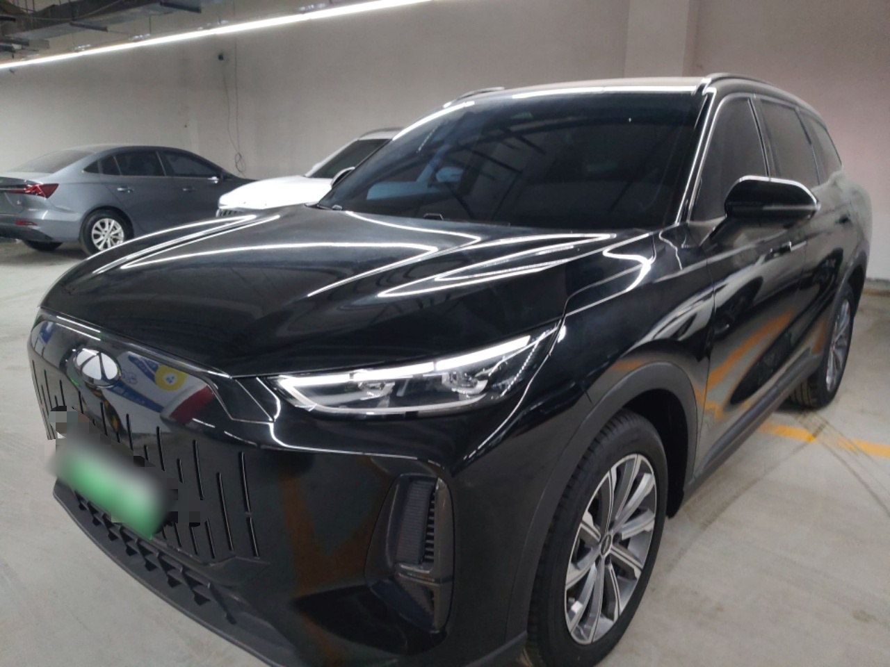 Под передней частью автомобиля