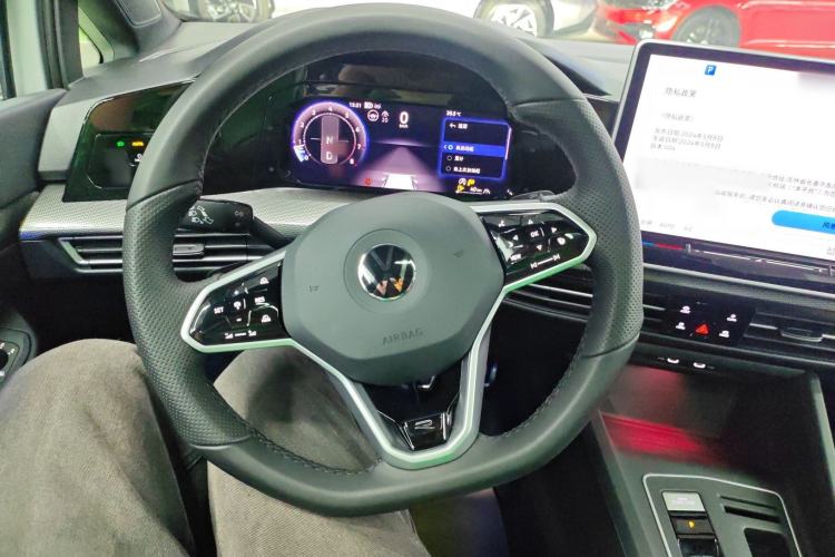 Used Volkswagen Golf 2025 300TSI R-Line
