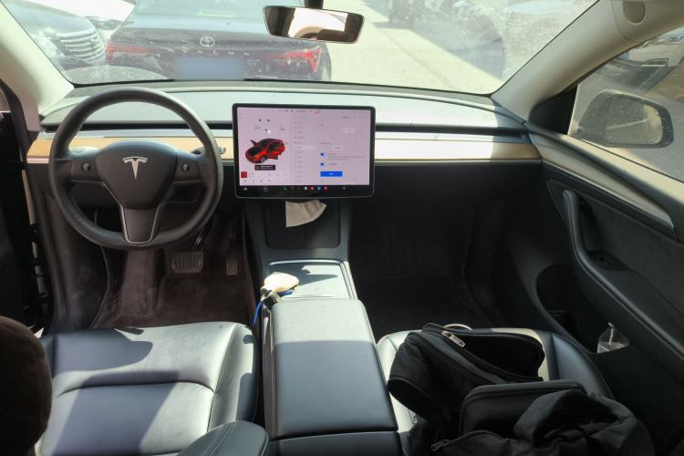 Used Tesla Model Y 2021 Long-Range All-Wheel-Drive Version Center Console