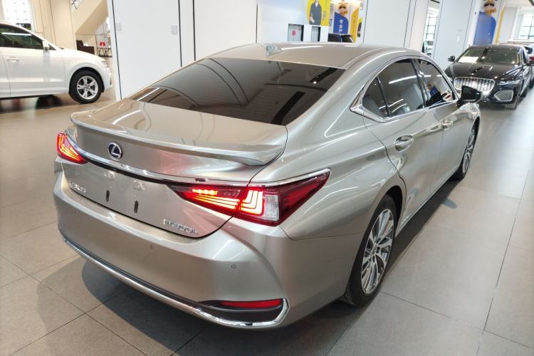Used Lexus ES 2020 300h Deluxe Edition
