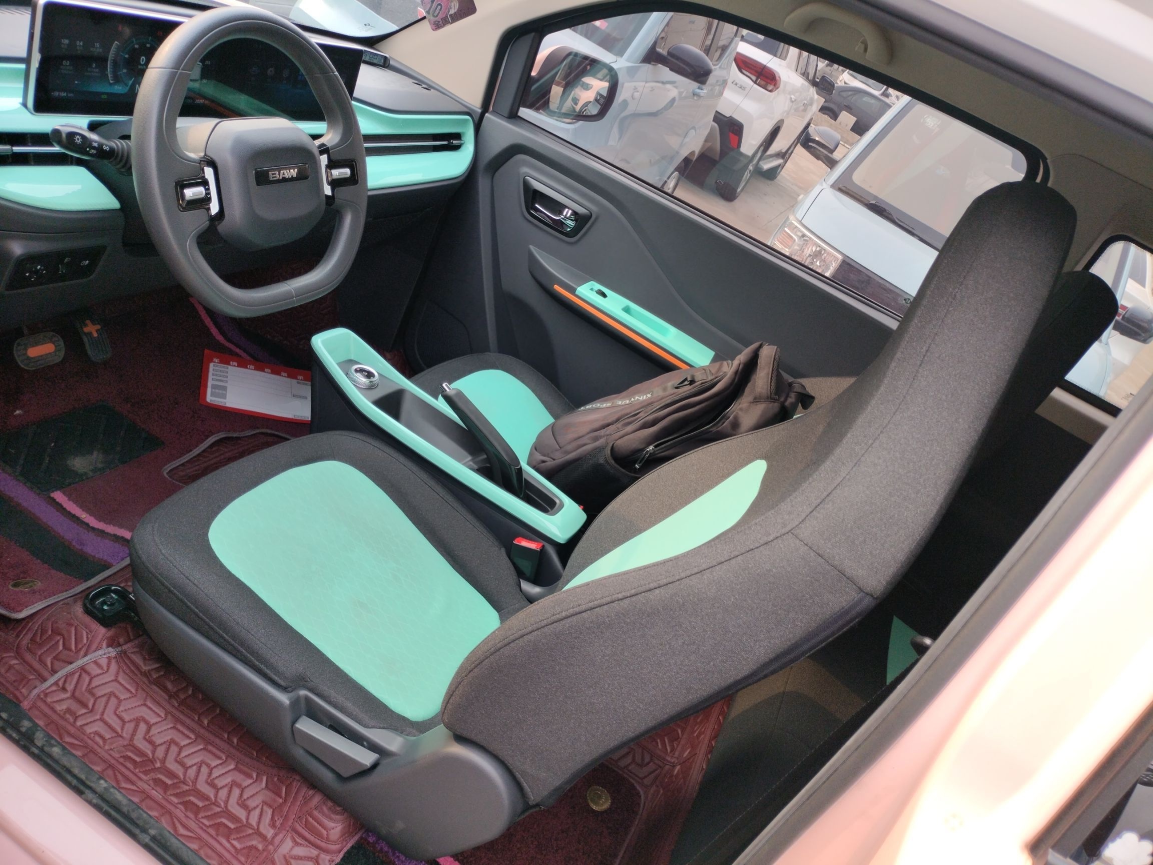 المقاعد الأمامية داخل السيارة