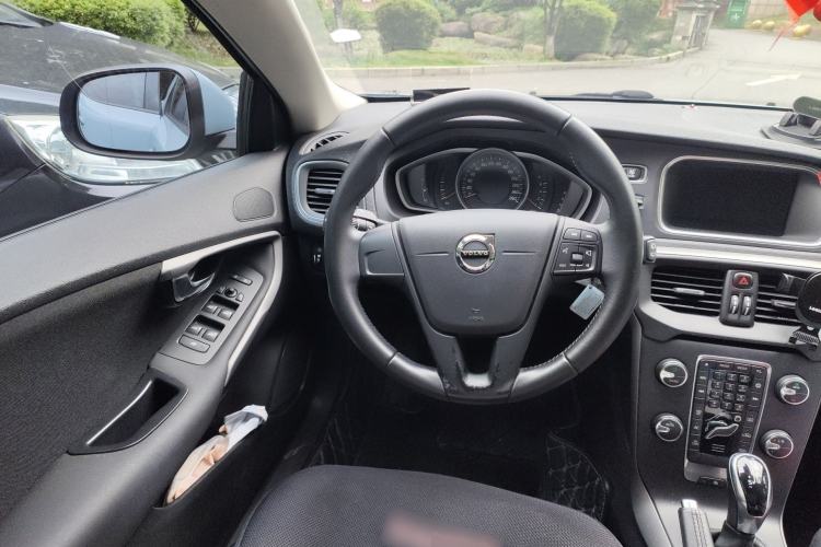 Used Volvo V40 2017 T3 Smart Edition