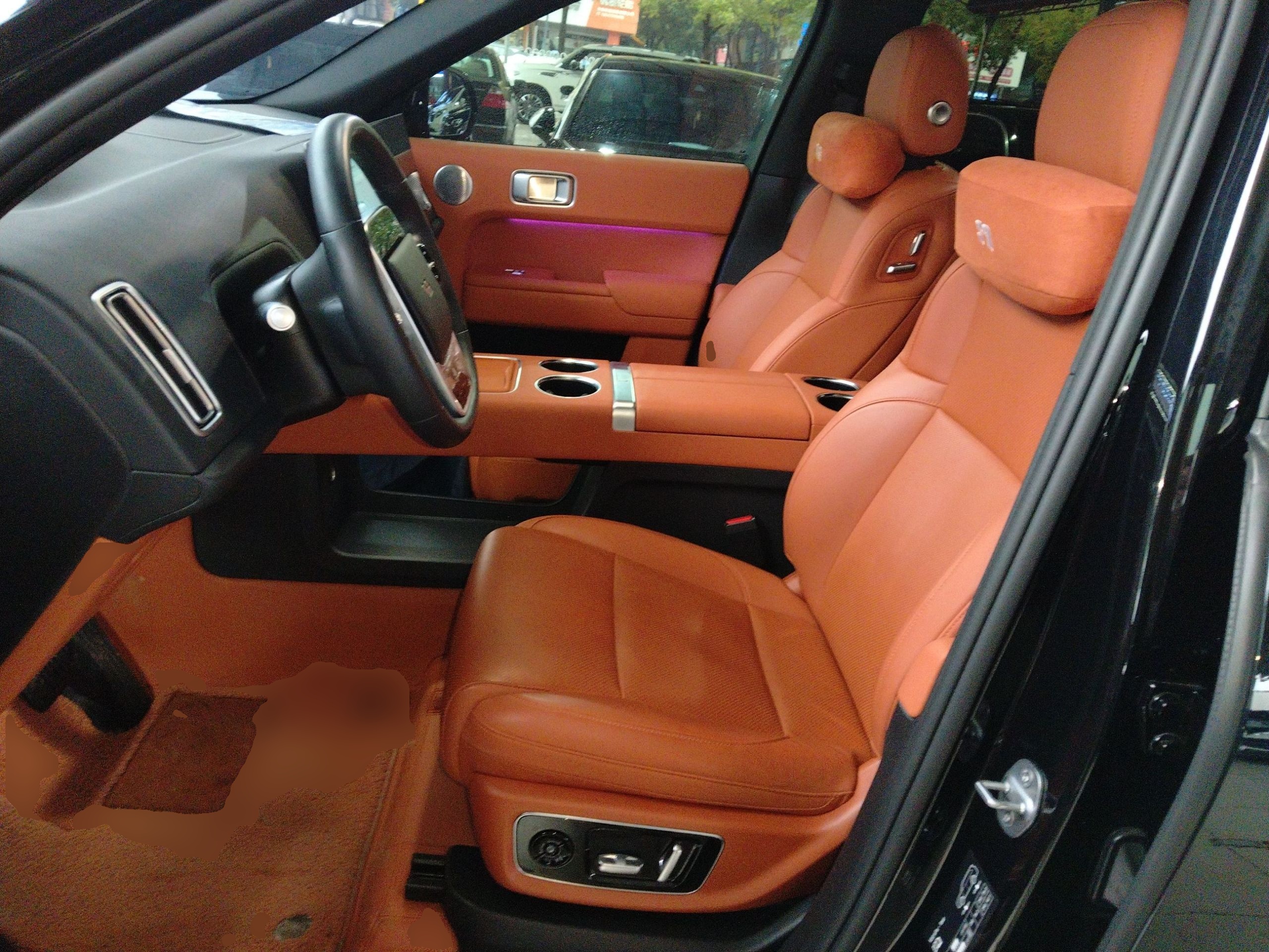 المقاعد الأمامية داخل السيارة