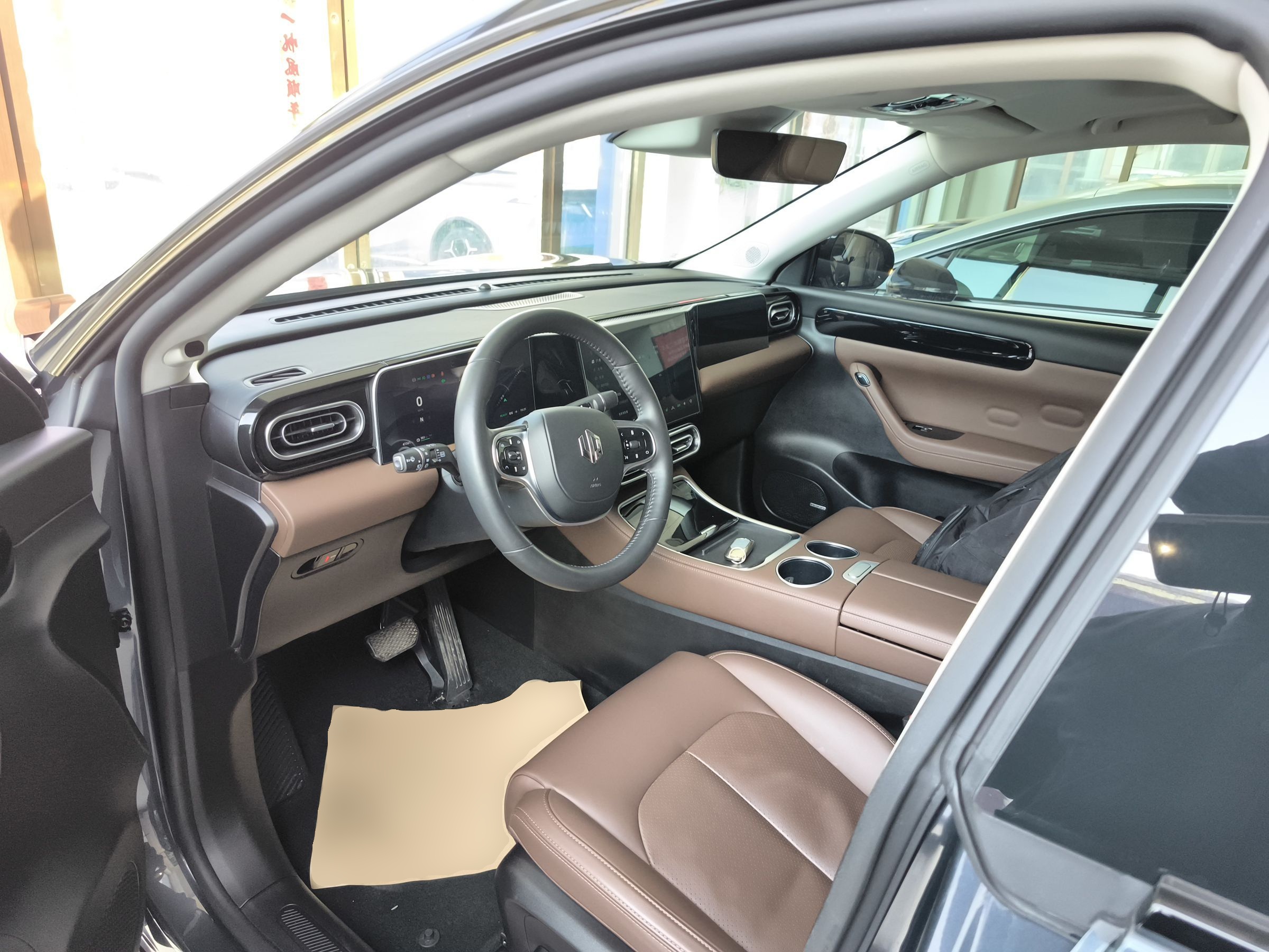 المقاعد الأمامية داخل السيارة