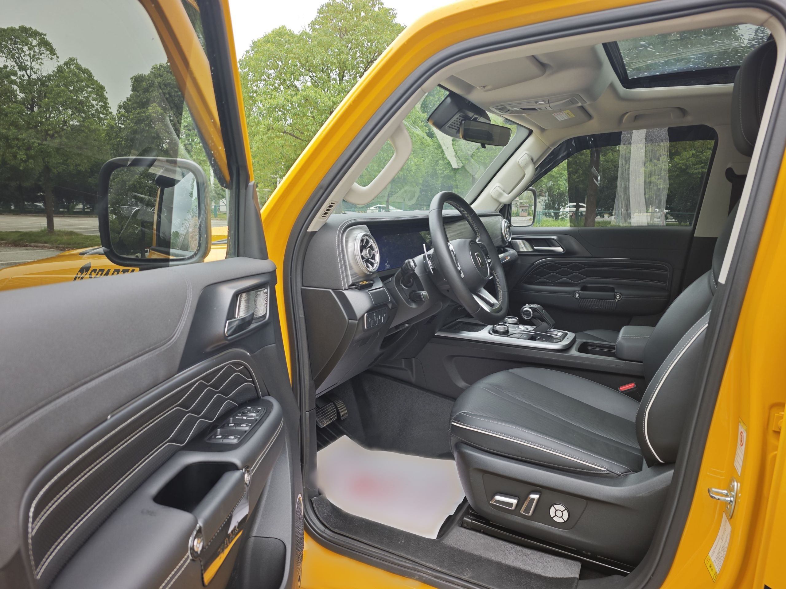 المقاعد الأمامية داخل السيارة