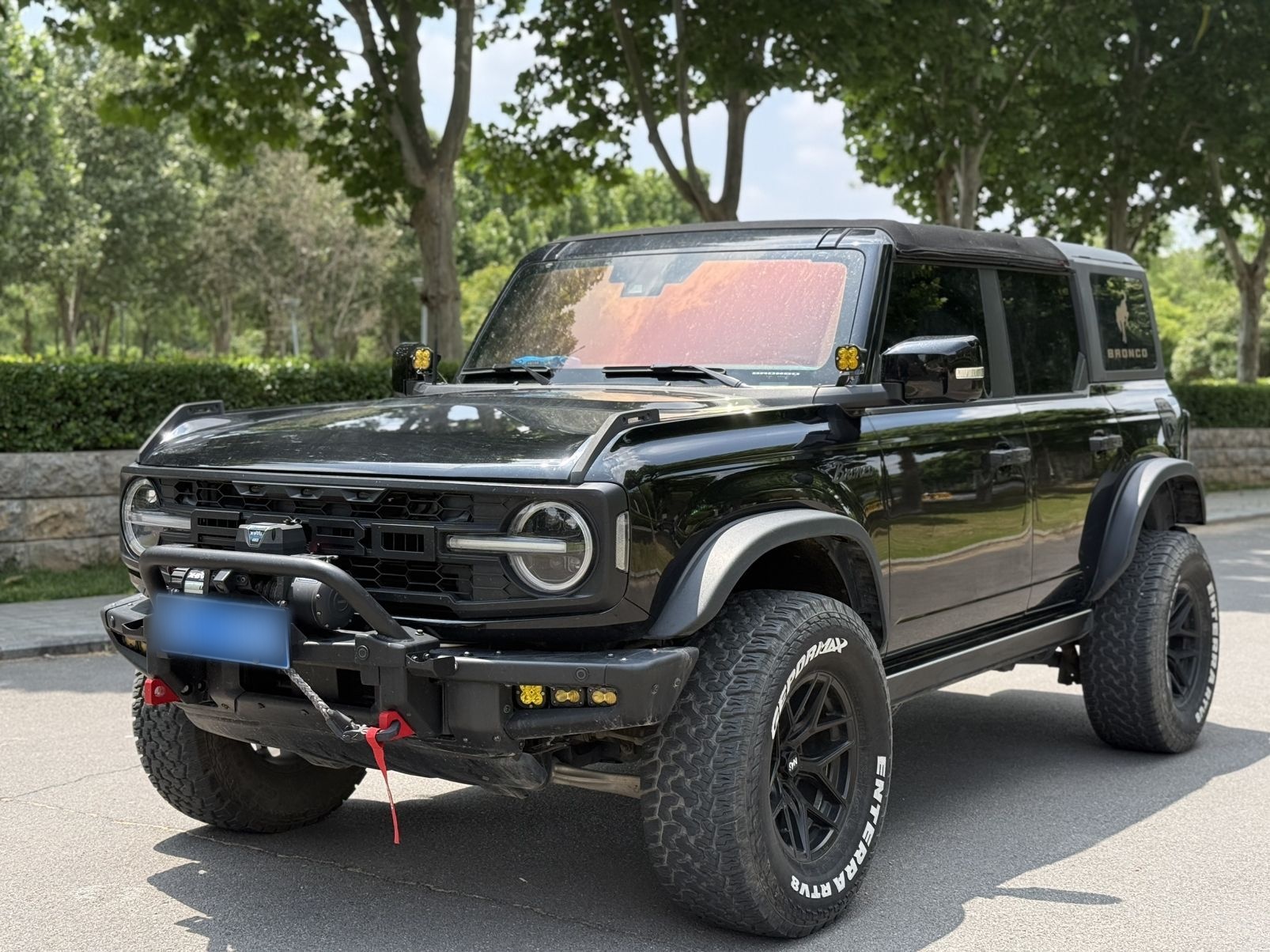 Под передней частью автомобиля