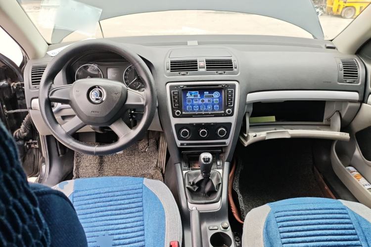 Used Skoda Octavia 2015 Classic Model 1.6L Manual Eado Version
