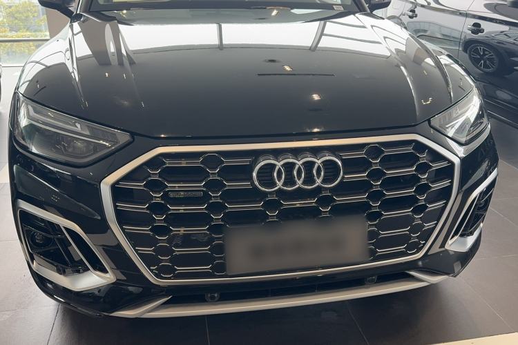 Used Audi Q5L 2025 Restyled 45th Anniversary Collector's Edition 40 TFSI Stylish and Dynamic Version Exterior 4