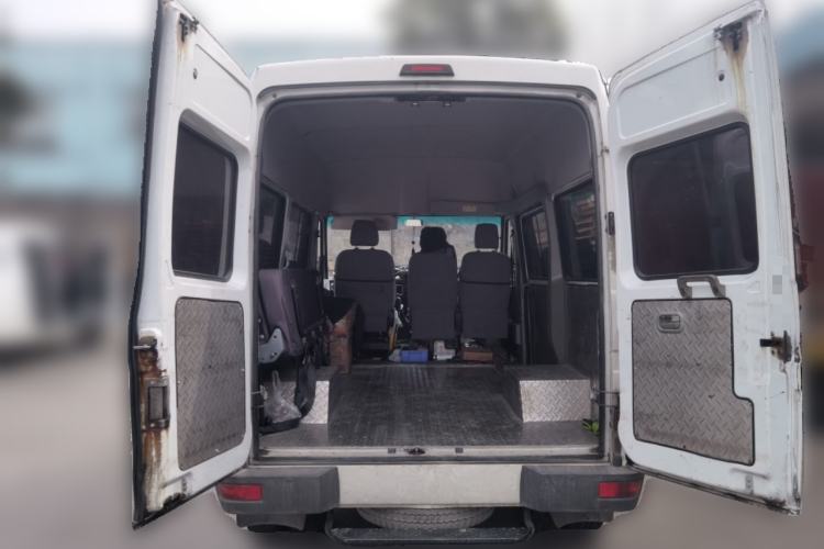 Used Iveco Daily 2021 2.5T A35 M1 Passenger Van 5-9 Seater Short Wheelbase Mid-Roof Design Dual Tires Manual Doors Trunk