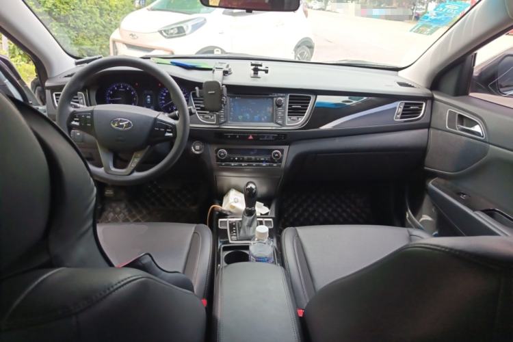 Used Hyundai Mistra 2014 1.8L Automatic Smart GLS Center Console