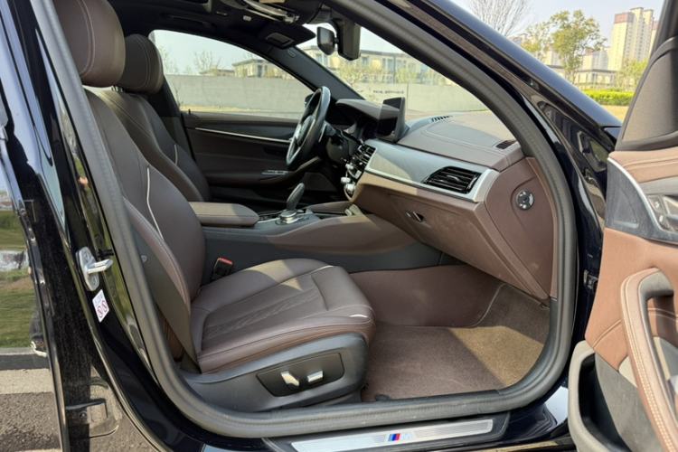 Used BMW 5 Series 2023 530Li Leading Model M Sport Package Right Front Seat