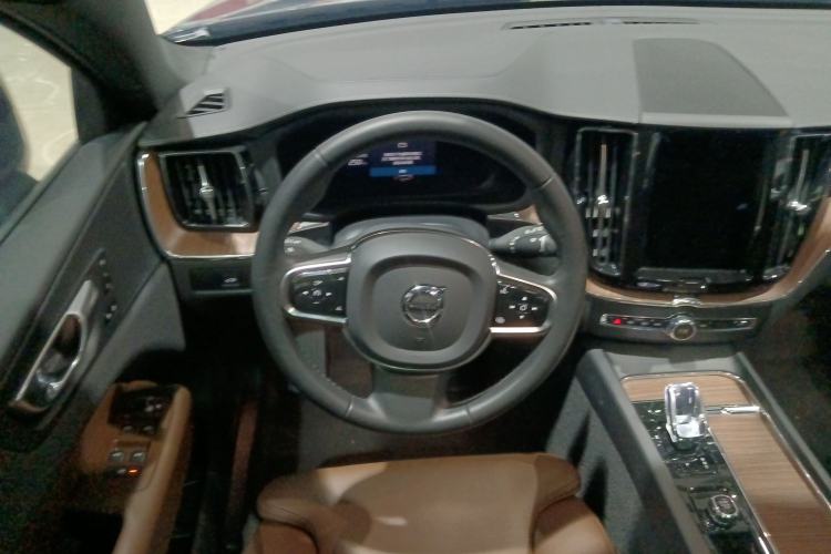 Used Volvo XC60 2023 B5 4x4 Smart Luxury Edition