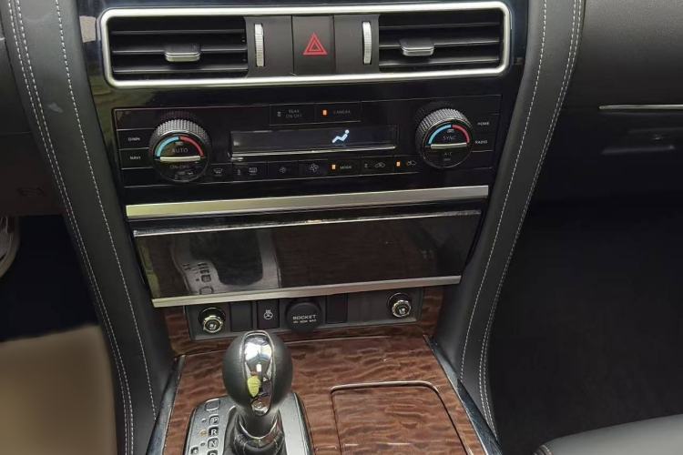 Used Nissan Patrol 2018 5.6L Standard Version Interior 4