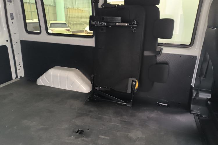 Used JMC Fushun 2023 2.0T Manual Short-Wheelbase Mid-Height Commercial Multi-Purpose 5-Seater Passenger Vehicle Left Rear Seat