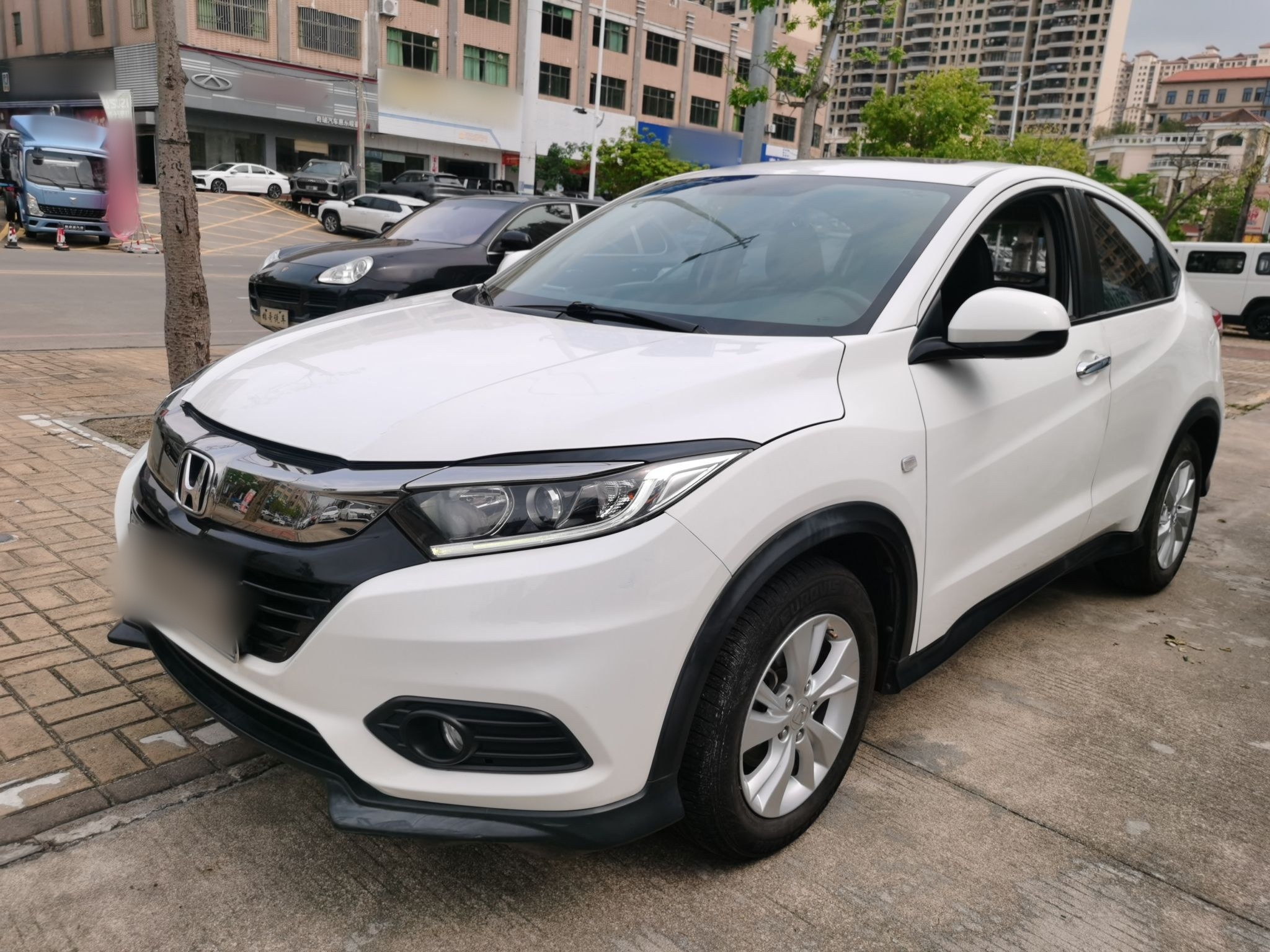 Под передней частью автомобиля