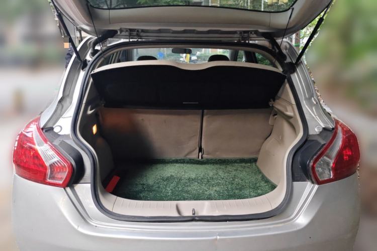 Used Nissan Tiida 2013 1.6L CVT Cool Cafe Edition
