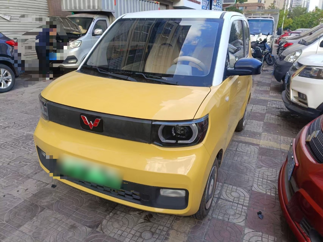 تحت مقدمة السيارة