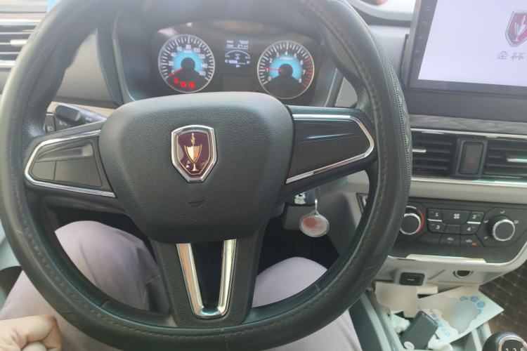 Used Jinbei Hiace X30 2024 1.5L Wealthy-Style Passenger Van 5/6/7 Seater with Front-Mounted Air Conditioning Steering Wheel