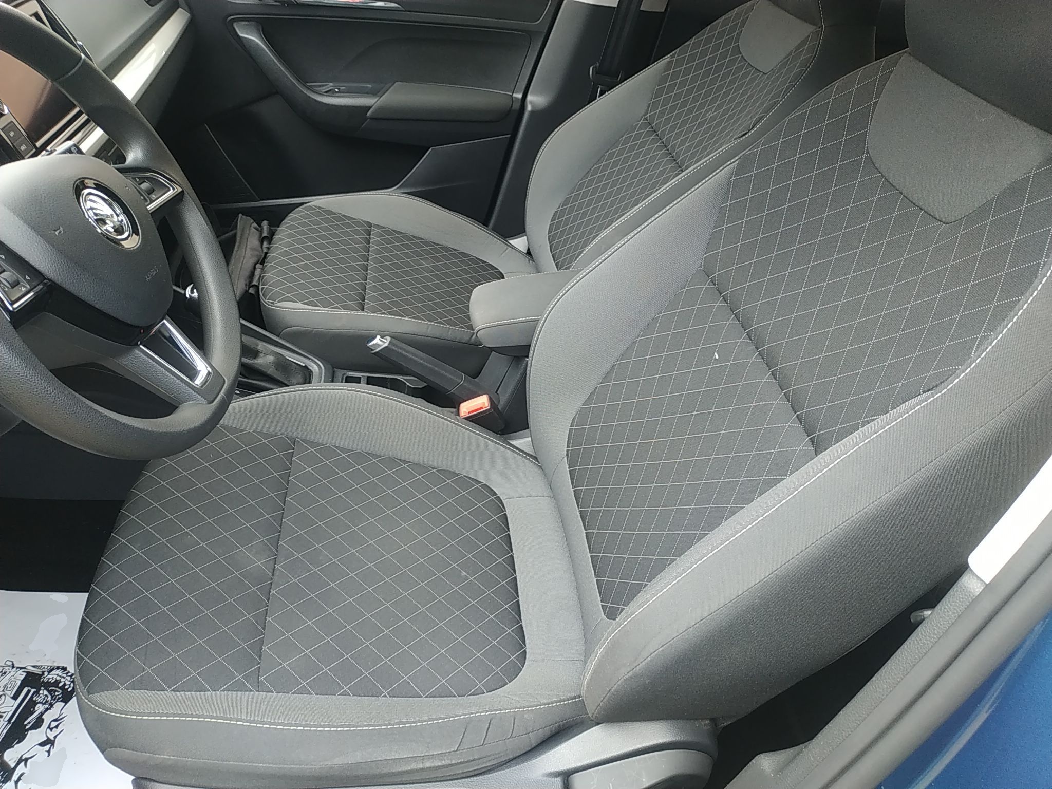 Переднее сиденье в автомобиле