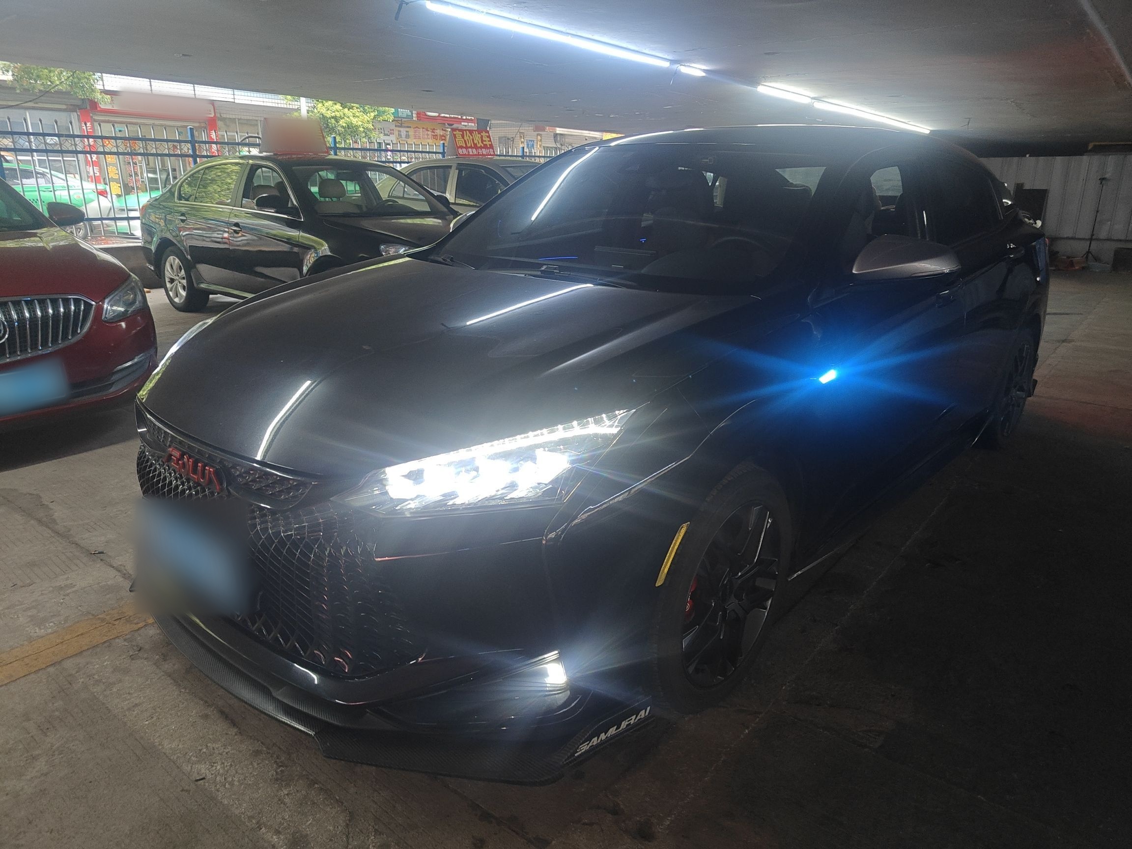 تحت مقدمة السيارة