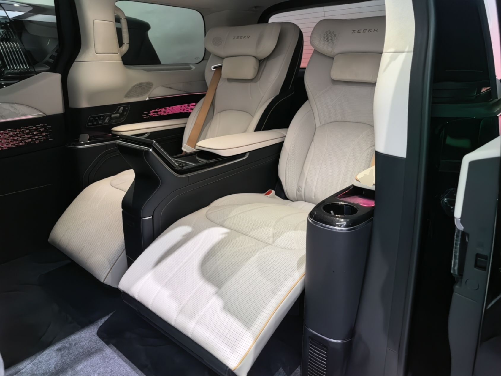 Zeekr 009 2024 GAC Trumpchi — снимка 20