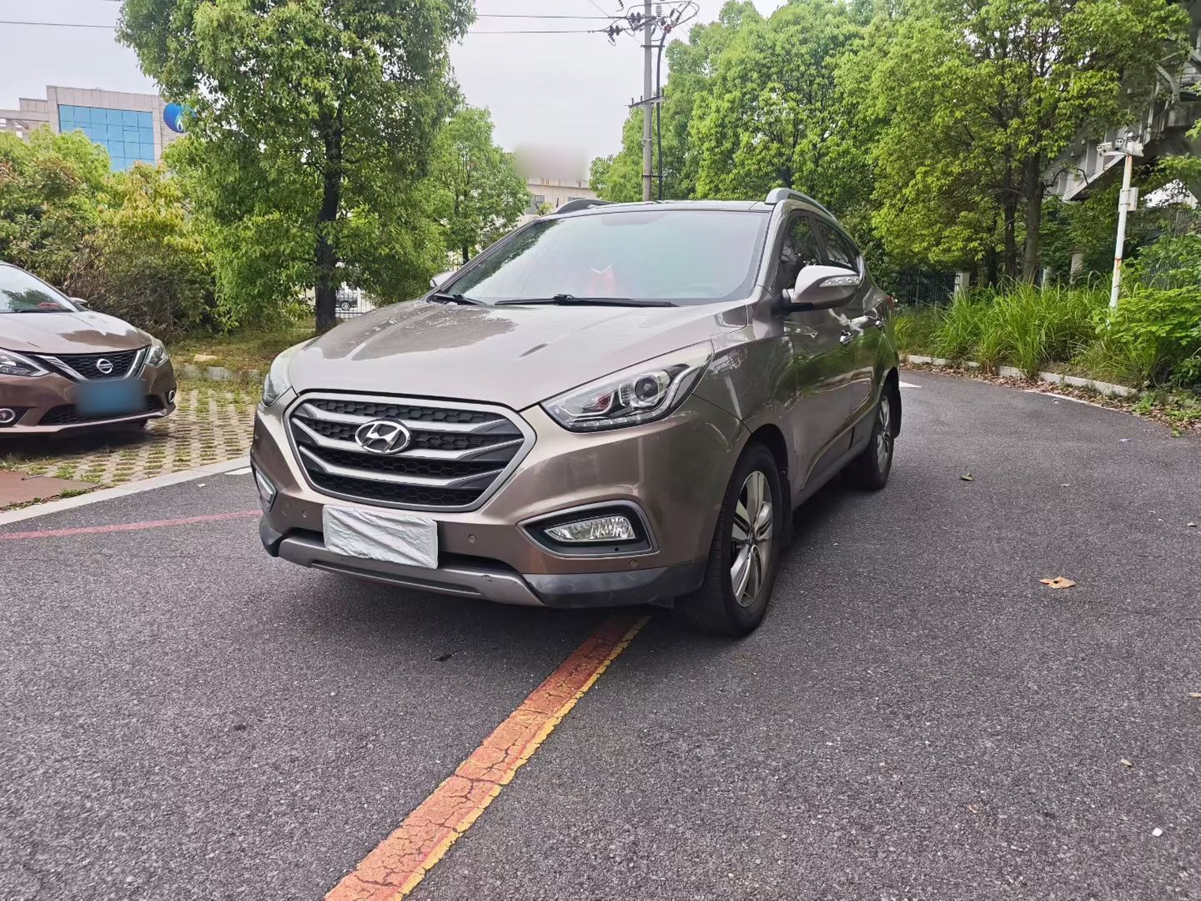 Под передней частью автомобиля