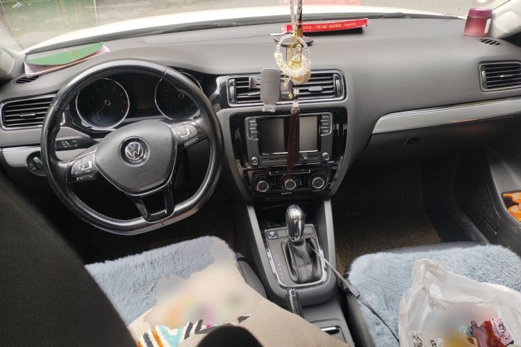 Used Volkswagen Sagitar 2017 1.6L Automatic Comfort Model Center Console