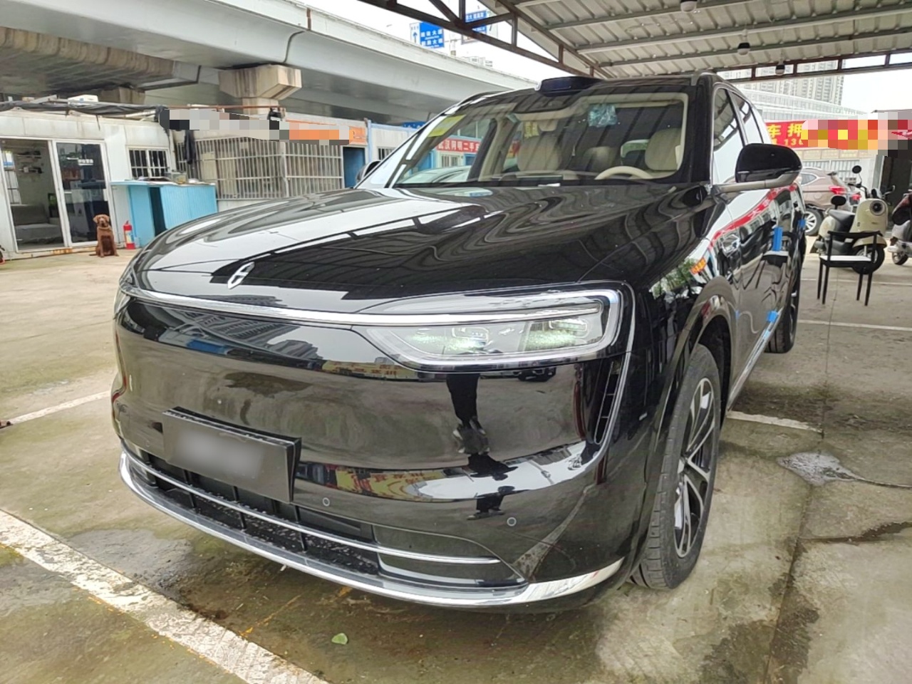 Под передней частью автомобиля