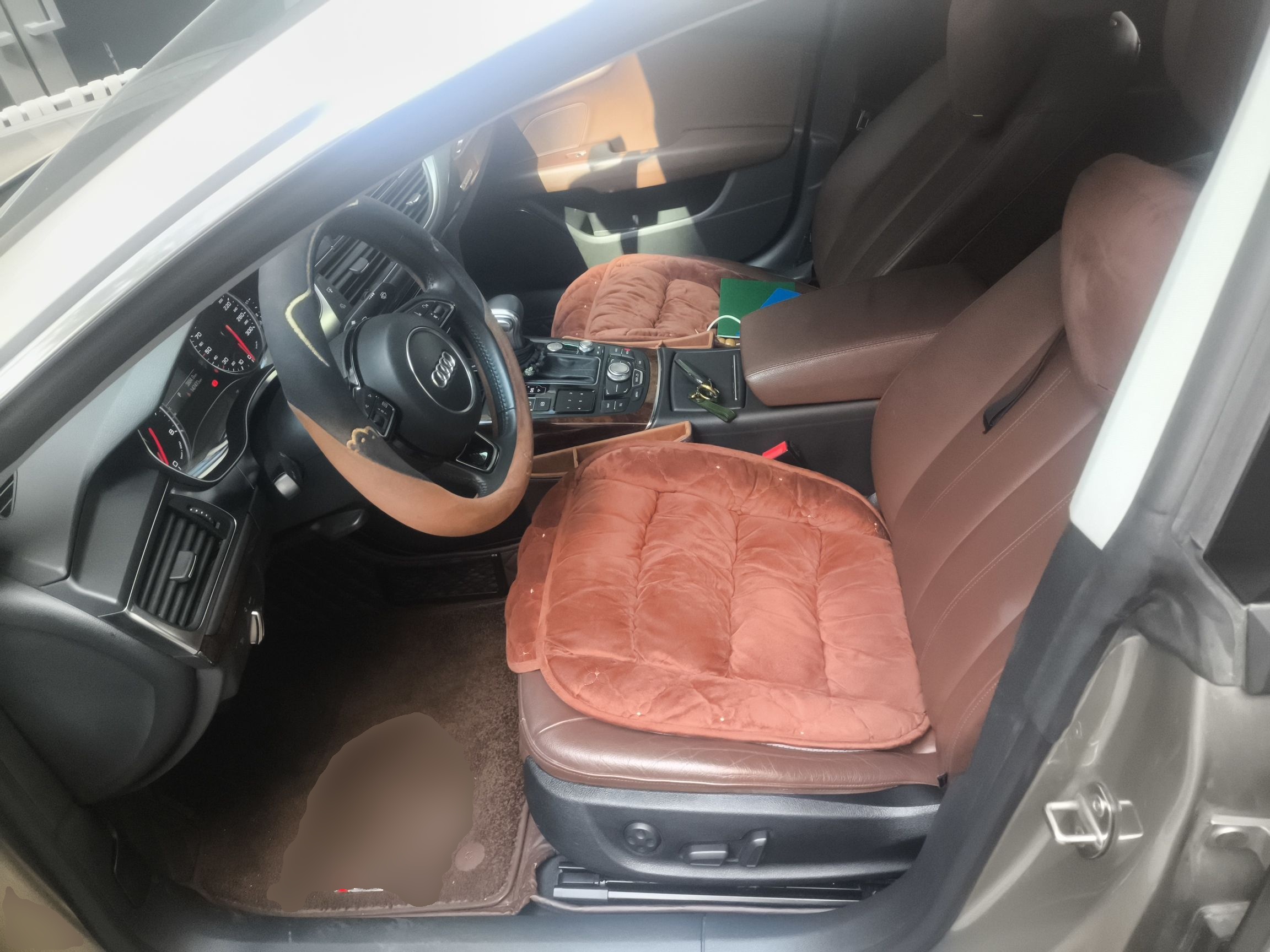 Переднее сиденье в автомобиле