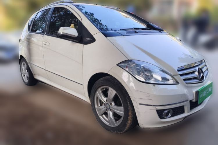 Used Mercedes-Benz A-Class 2011 A 160 Front Right 45 Deg