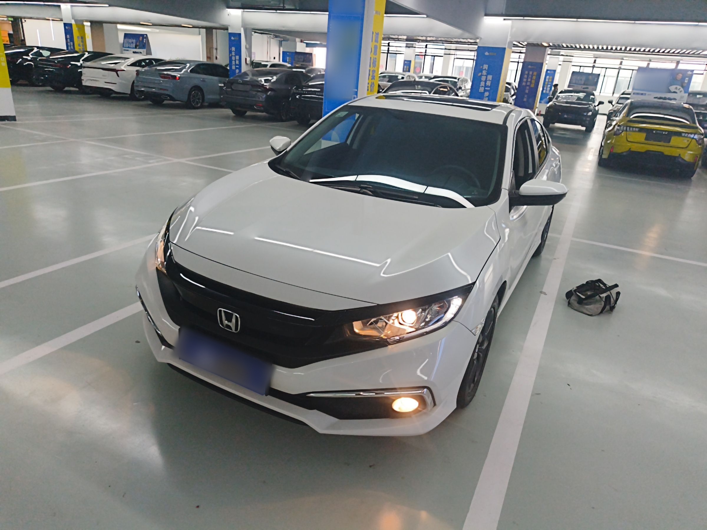 تحت مقدمة السيارة